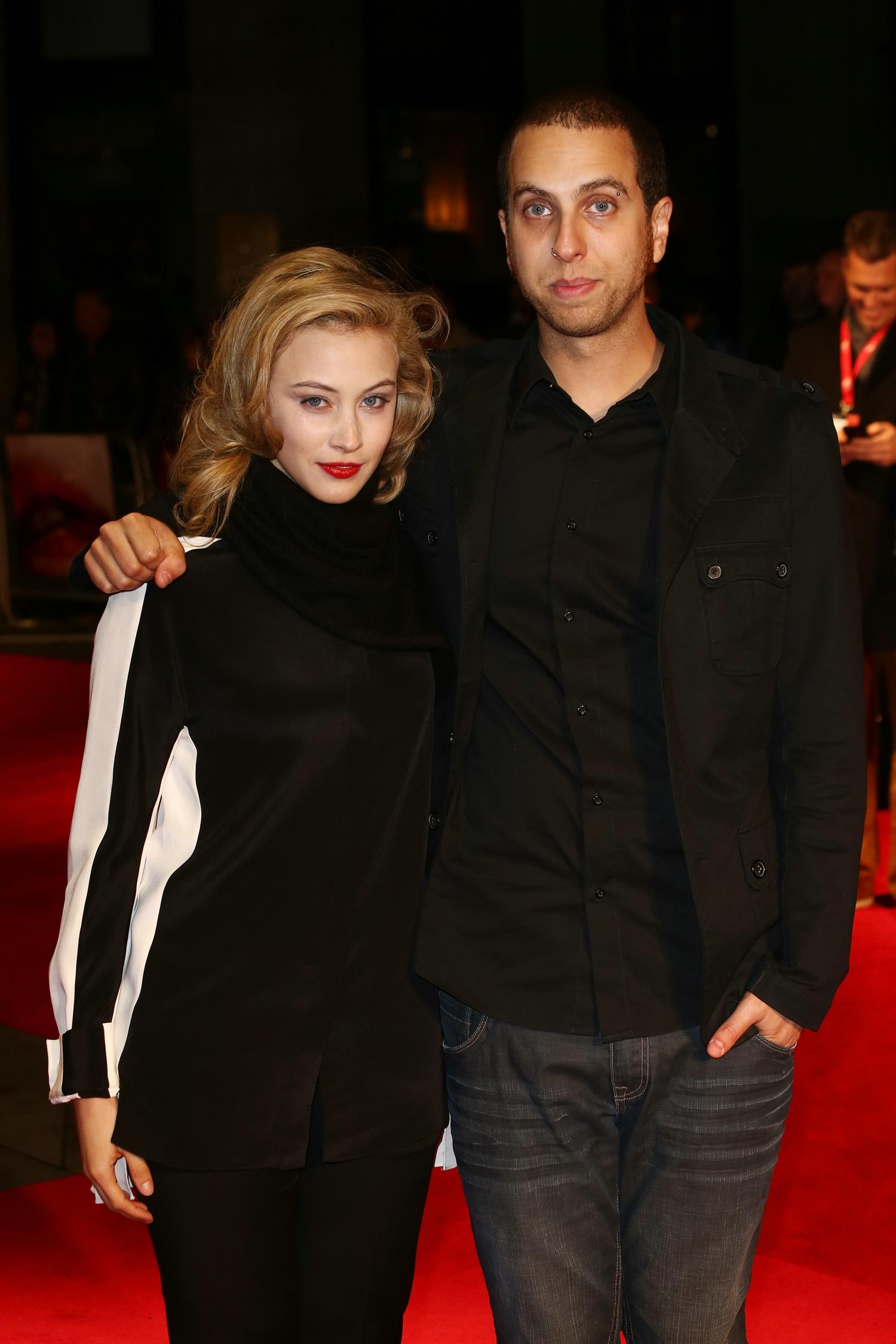 hq011.jpg hq011.jpg