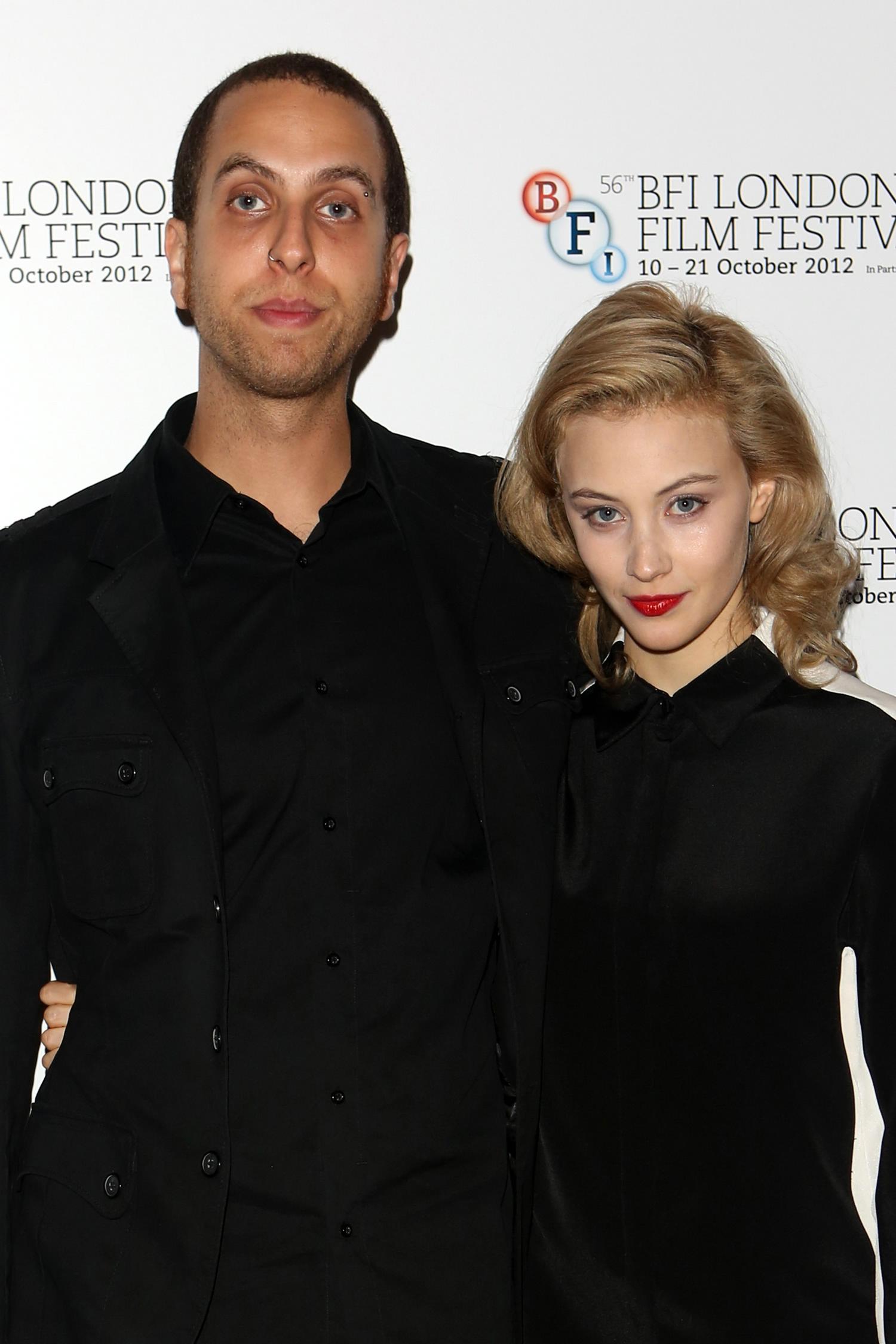 hq083.jpg hq083.jpg