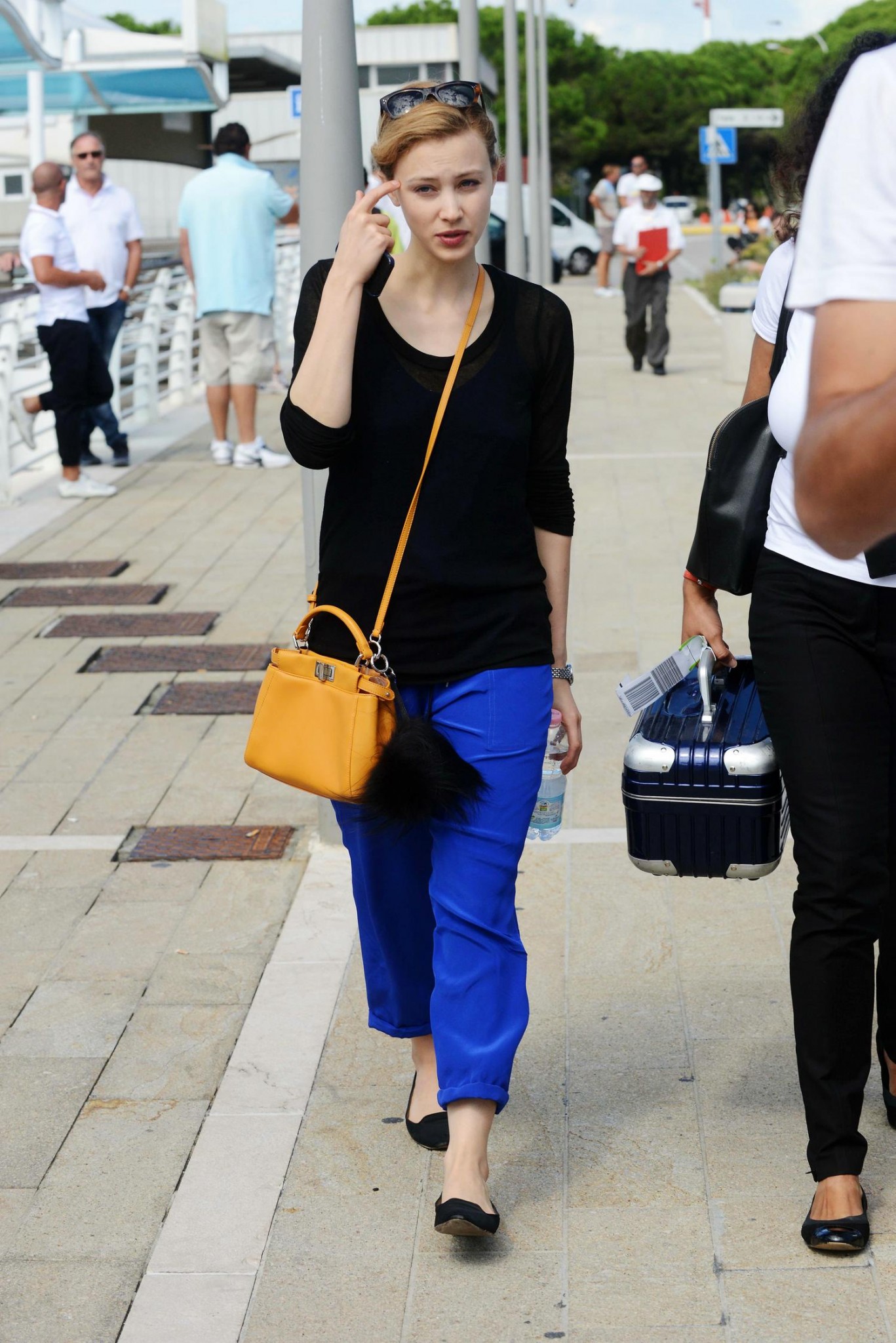 hq027.jpg hq027.jpg