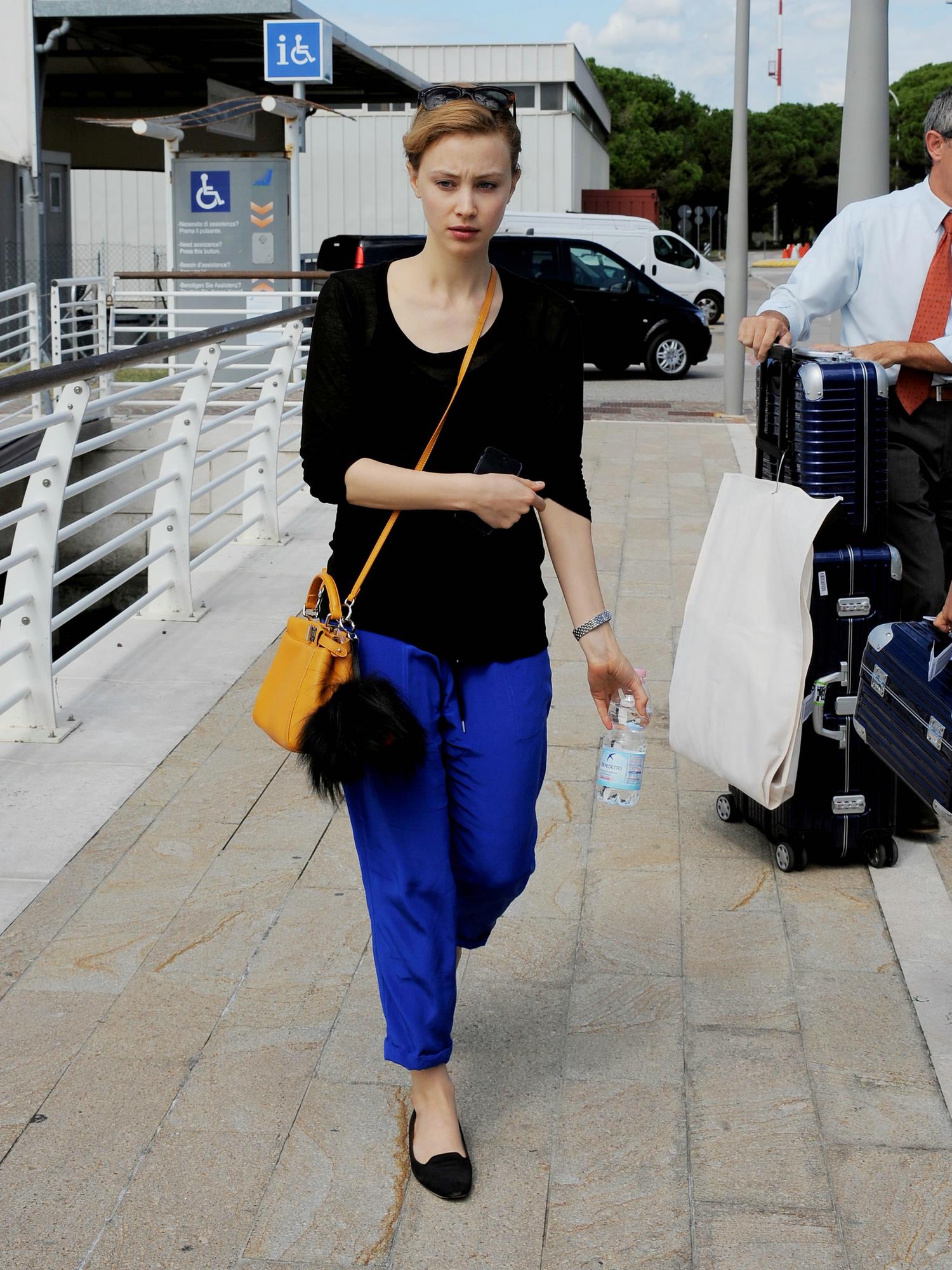 hq043.jpg hq043.jpg