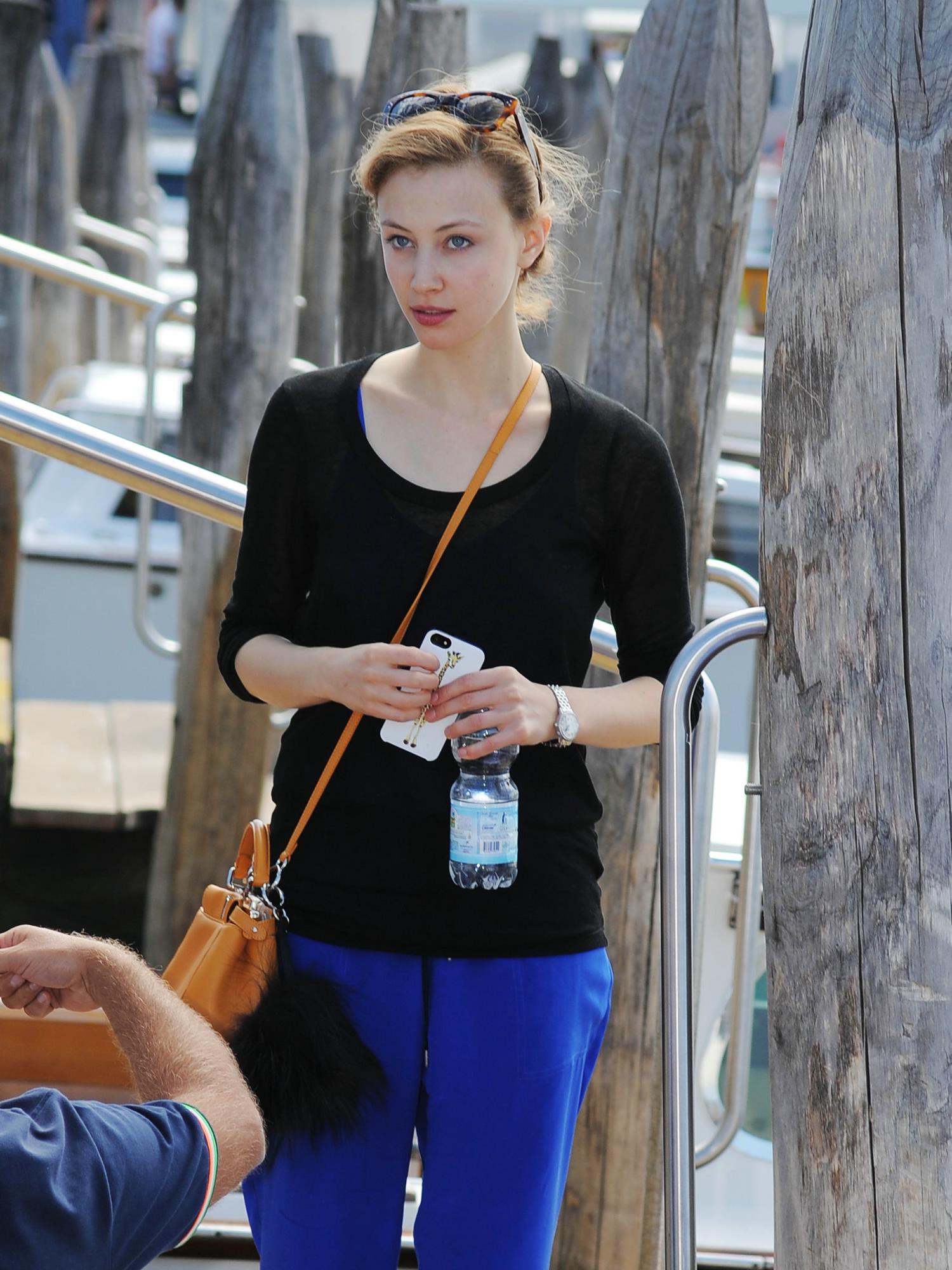 hq045.jpg hq045.jpg